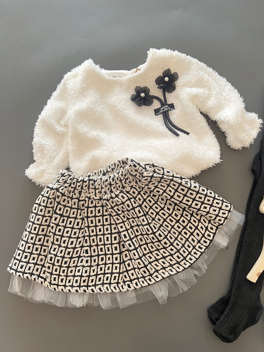 پولیور و  دامن پشمی سفید مشکی