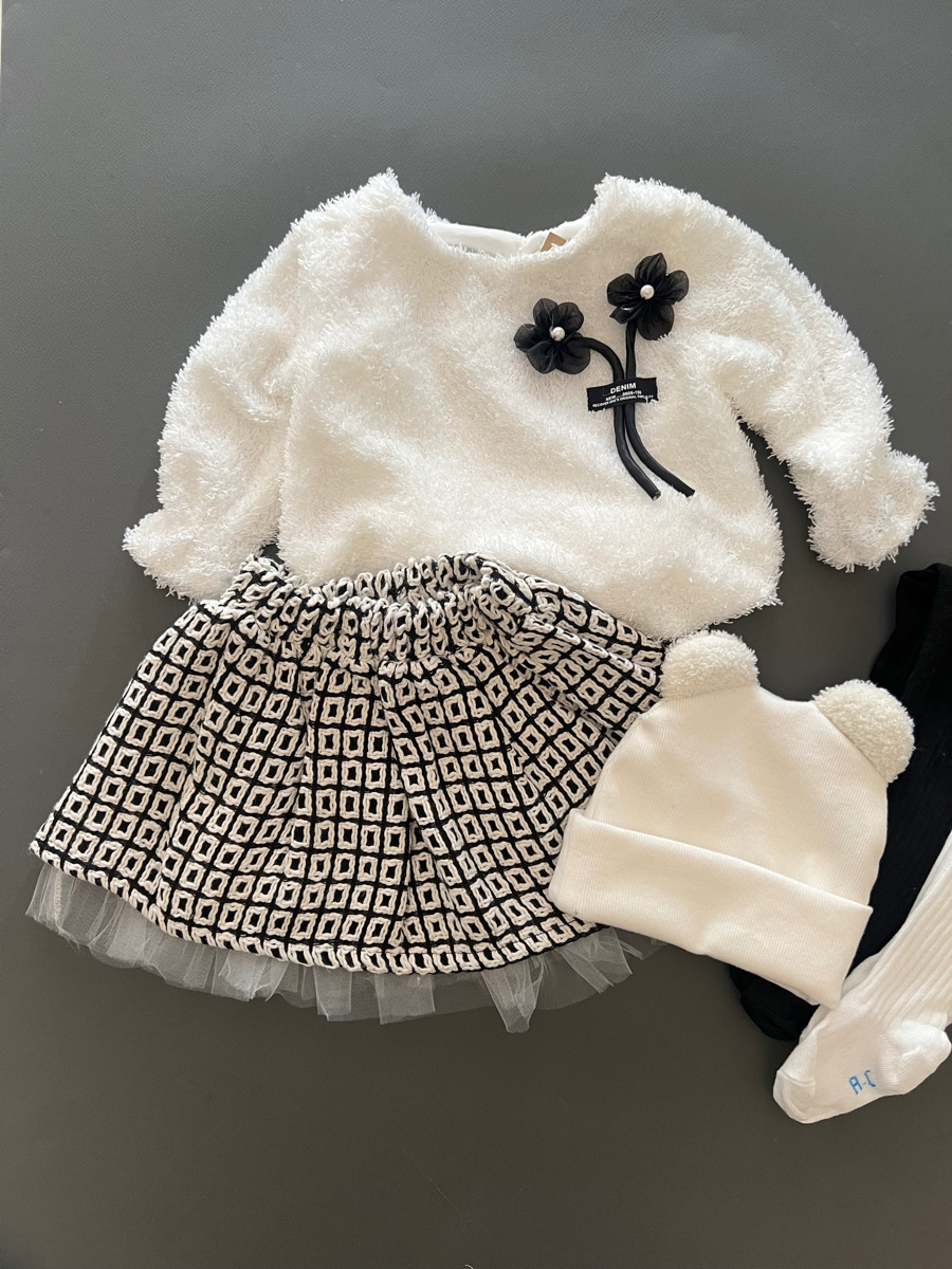 پولیور و  دامن پشمی سفید مشکی